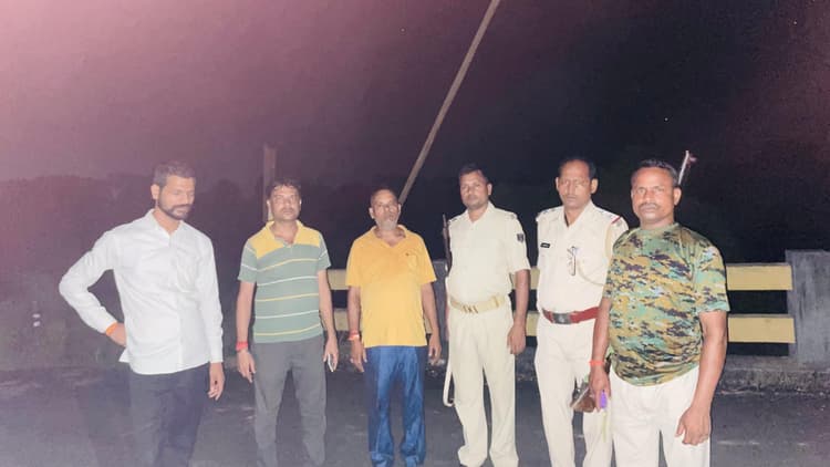 किराना व्यवसायी से आठ हजार रुपये, बाइक व मोबाइल की लूट