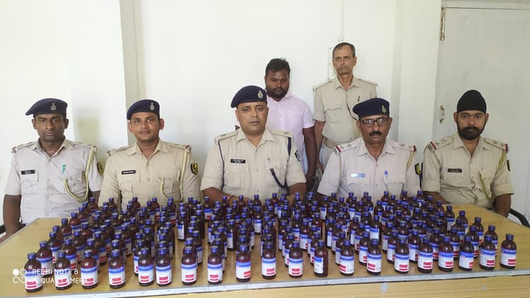 199 बोतल कोडिनयुक्त कफ सिरप के साथ गिरफ्तार