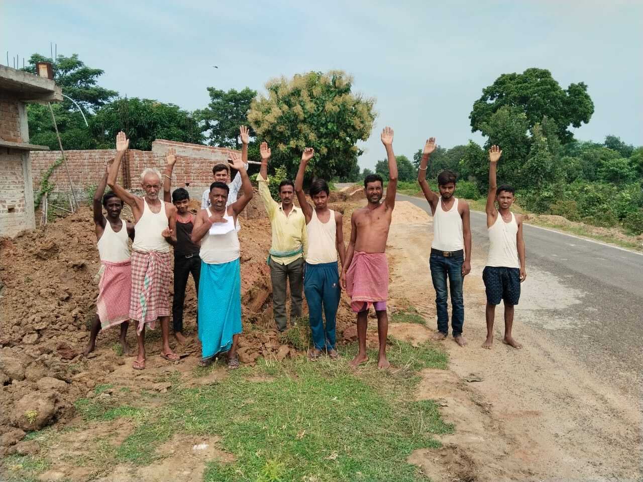 ग्रामीणों ने सड़क की मरम्मत का कार्य रोका, जमीन के बदले मुआवजे नहीं मिलने का लगाया आरोप