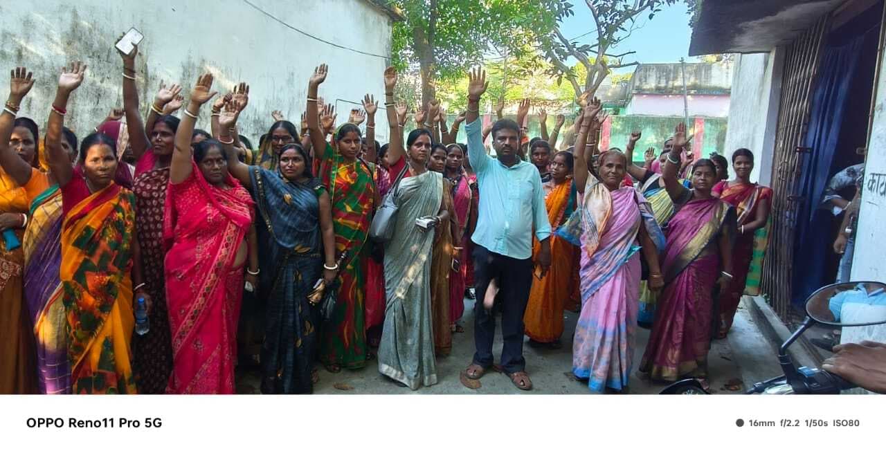 जीविका संकुल संघ के चारों कार्यालयों में ताला लगा जीविका दीदियों ने किया प्रदर्शन