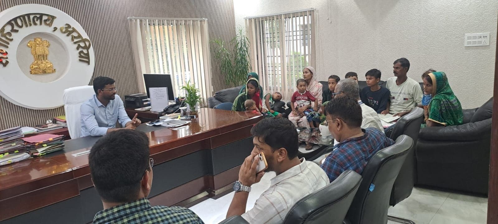 हृदय रोग का इलाज कराने अहमदाबाद जा रहे 10 बच्चों के परिजनों से मिले डीएम