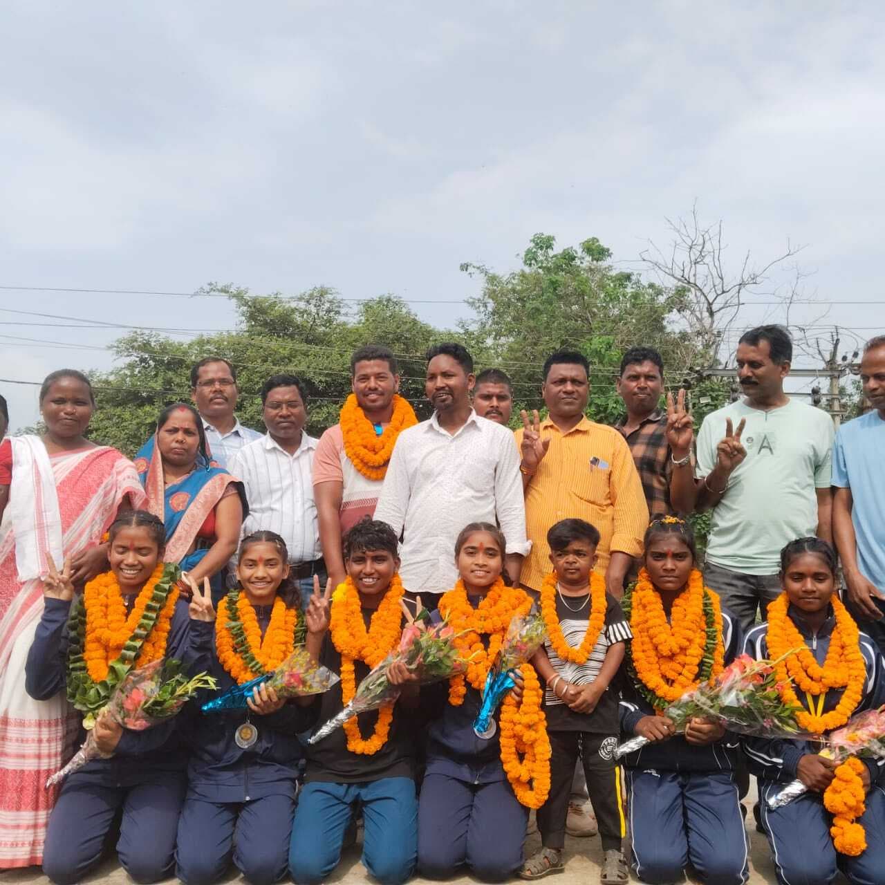 Football: झारखंड बालिका फुटबॉल टीम के खिलाड़ियों का स्वागत