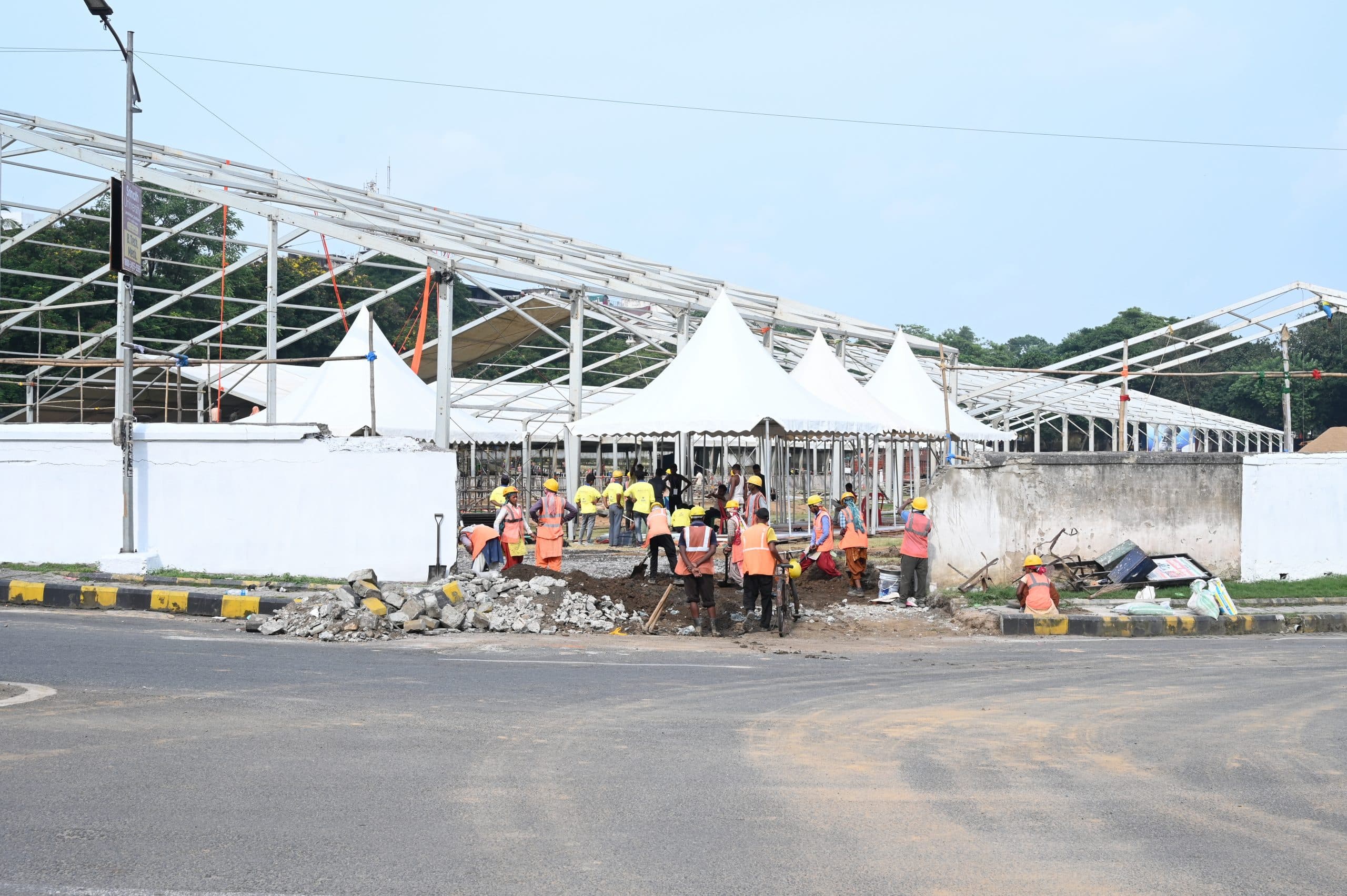 Jamshedpur News : गोपाल मैदान में पीएम मोदी की इंट्री के लिए दीवार तोड़कर बनाया गया अलग से गेट