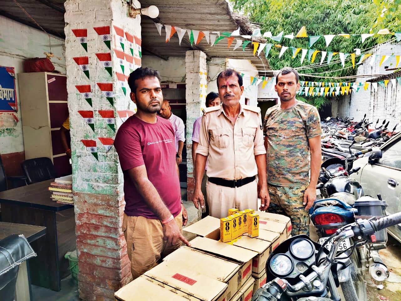 Gopalganj News : उत्पाद टीम ने स्कॉर्पियो से दो लाख की शराब की जब्त, तस्कर गिरफ्तार