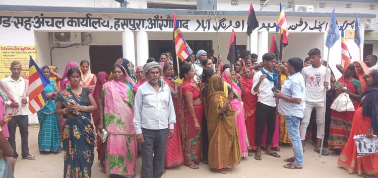 Aurangabad News : स्मार्ट मीटर लगाने के नाम पर महिलाओं के साथ अभद्र व्यवहार