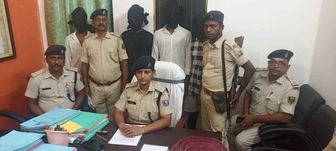Darbhanga News, Crime : लूटकांड का चंद घंटे में पुलिस ने किया उद्भेदन, लुटे सामान संग चार बदमाशों को पकड़ा
