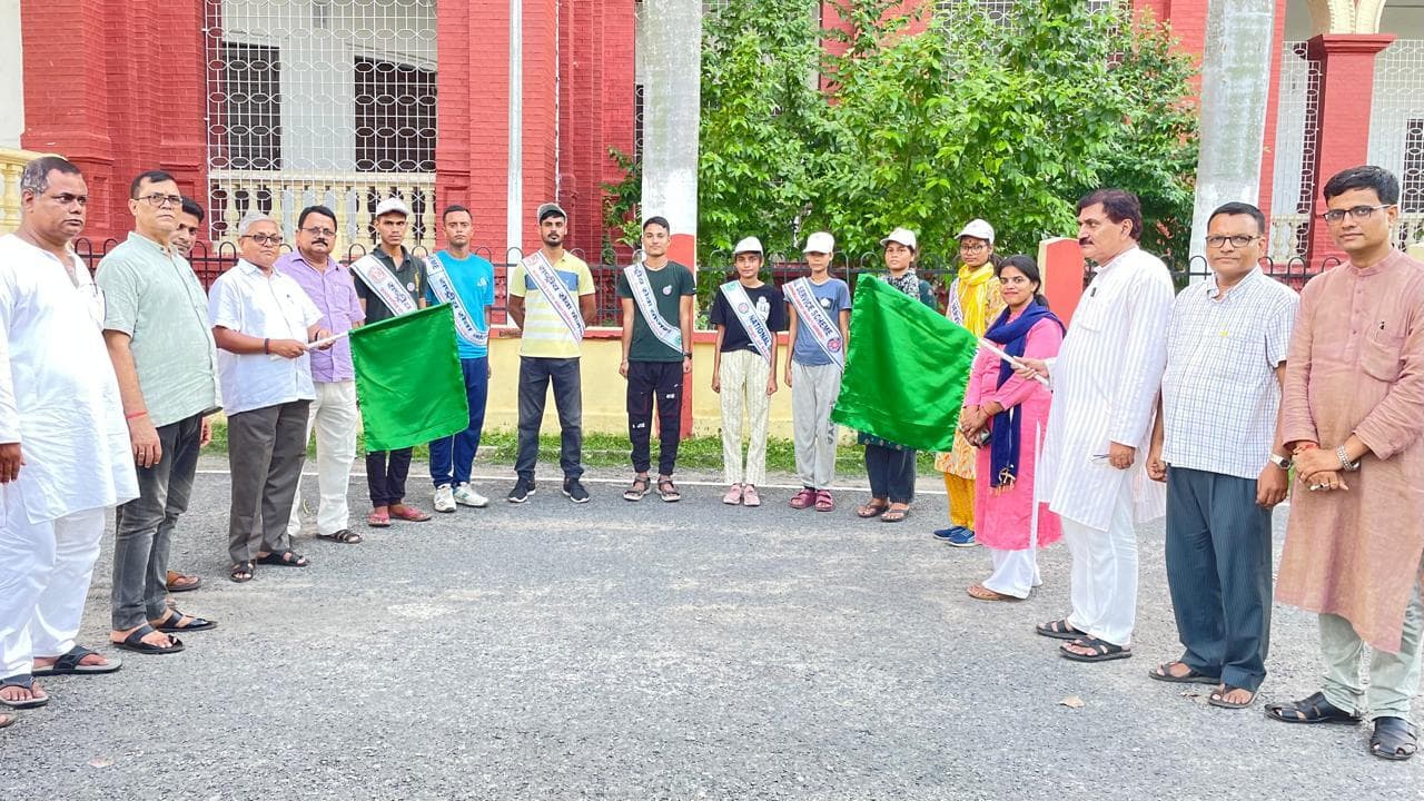 Darbhanga News, Education : शिविर में भाग लेने संस्कृत विश्वविद्यालय के आठ स्वयंसेवक पटना रवाना