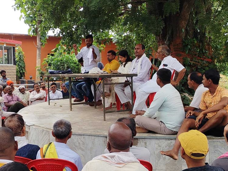 भूमि सर्वेक्षण सभा का किया बहिष्कार