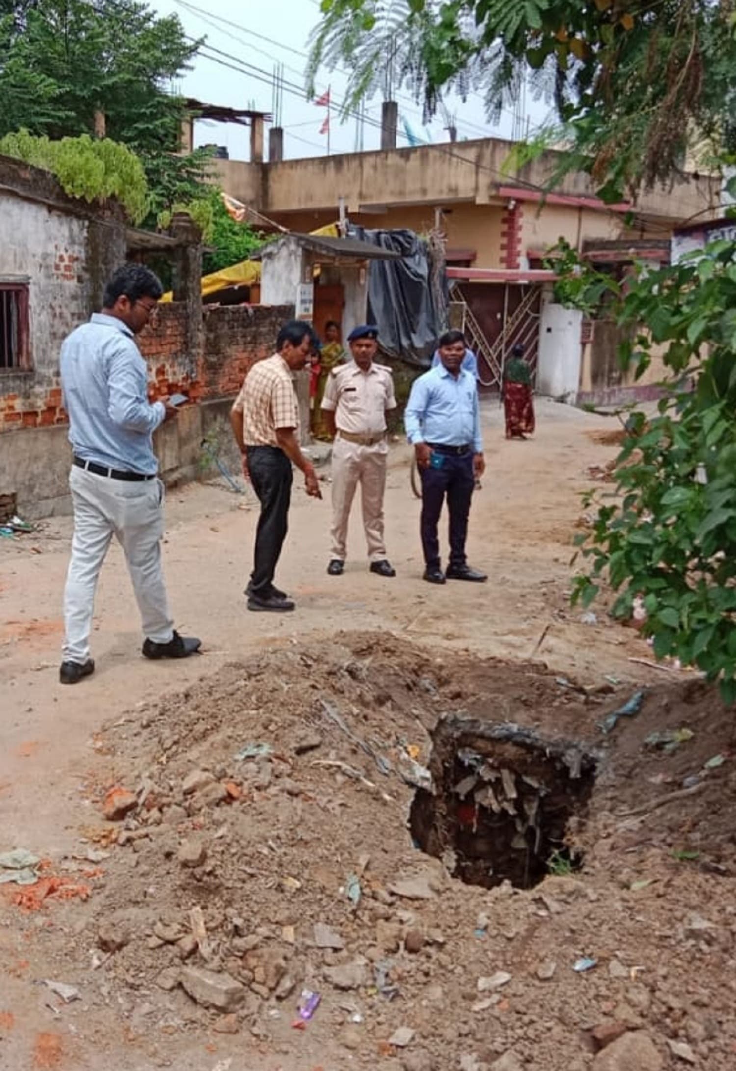 Bokaro news: शिकायत पर सहायक नगर आयुक्त ने गैस पाइपलाइन कार्य का किया निरीक्षण