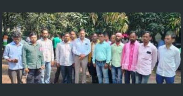 Giridih News: सऊदी अरब में फंसे बगोदर के दो समेत झारखंड के 14 मजदूर लौटे अपने वतन Giridih News: सऊदी अरब में फंसे बगोदर के दो समेत झारखंड के 14 मजदूर लौटे अपने वतन