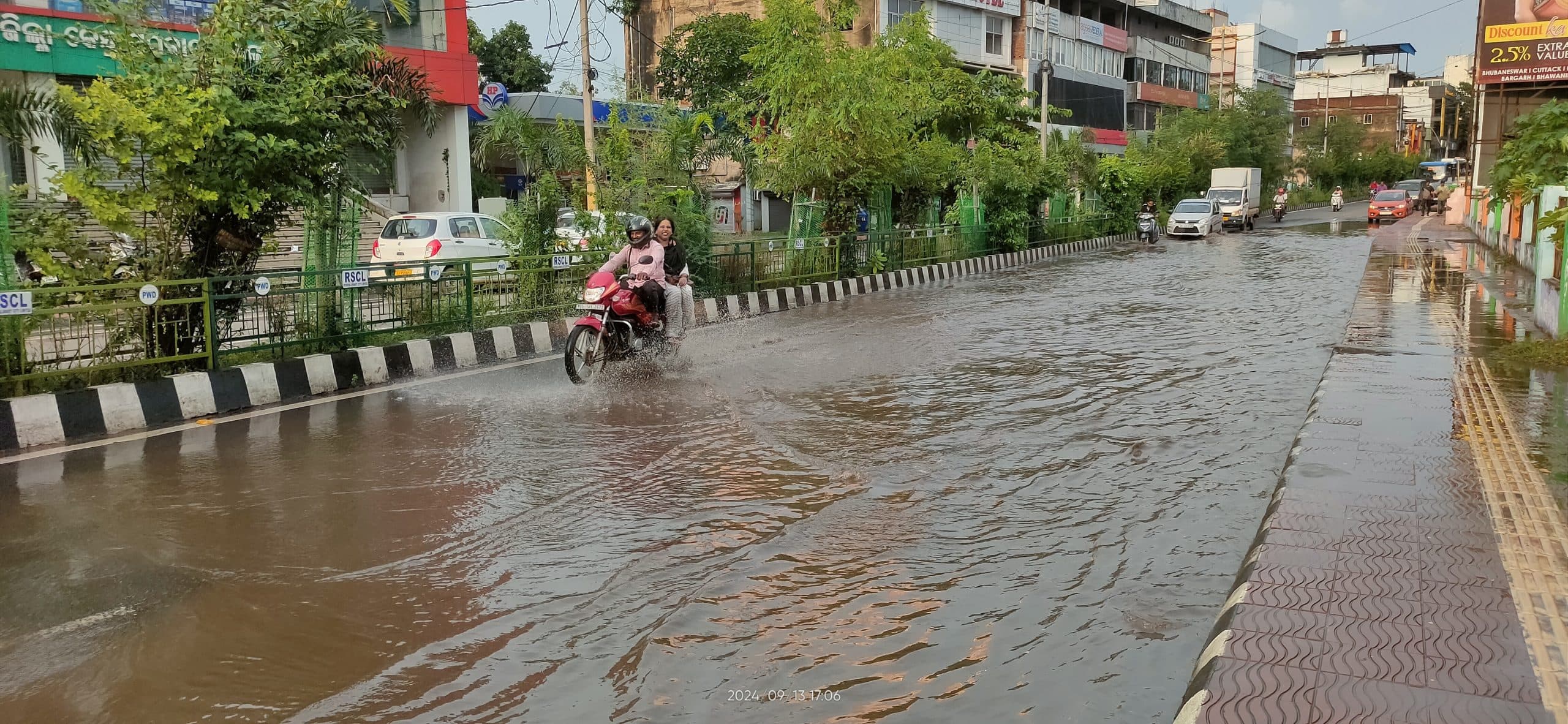 Rourkela News: झमाझम बारिश ने गर्मी से दी राहत, कई पेड़ उखड़े, जलजमाव से परेशानी