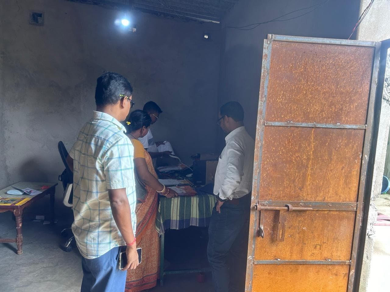 Rourkela News: वीएलइ के खिलाफ प्राथमिकी दर्ज, जनसेवा केंद्र सील, मशीनें जब्त