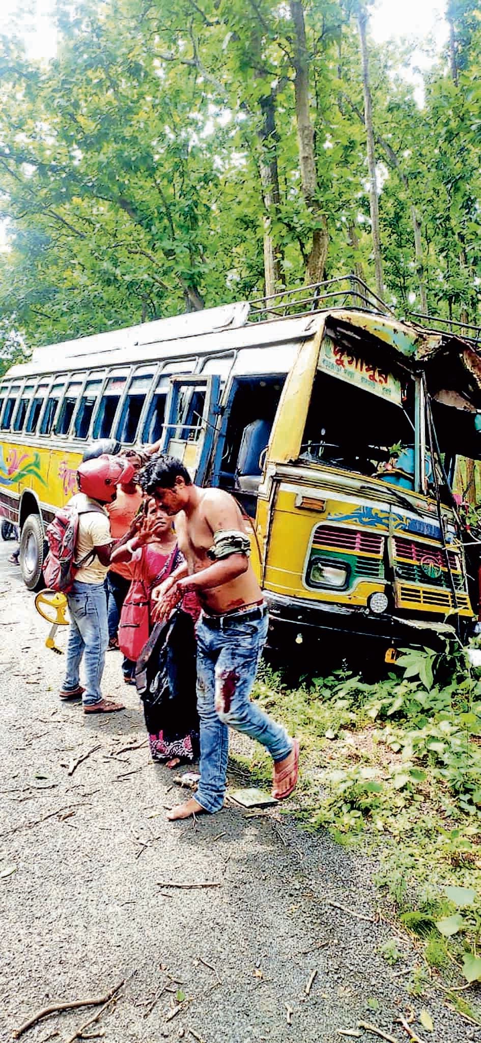 चूड़ामणिपुर के जंगल में निजी बस दुर्घटनाग्रस्त, 30 जख्मी