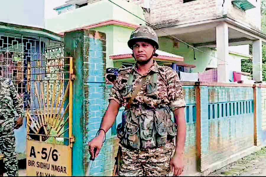 राशन वितरण घोटाले में इडी की ताबड़तोड़ छापेमारी