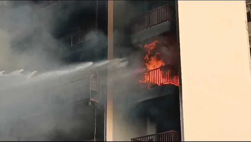 निर्माणाधीन अपार्टमेंट की तीसरी मंजिल पर लगी आग