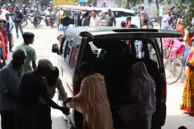 dhanbad news : संदिग्ध स्थिति में अस्पताल पहुंची महिला की मौत, नाम-पता दर्ज कराये बिना शव को ले गये परिजन