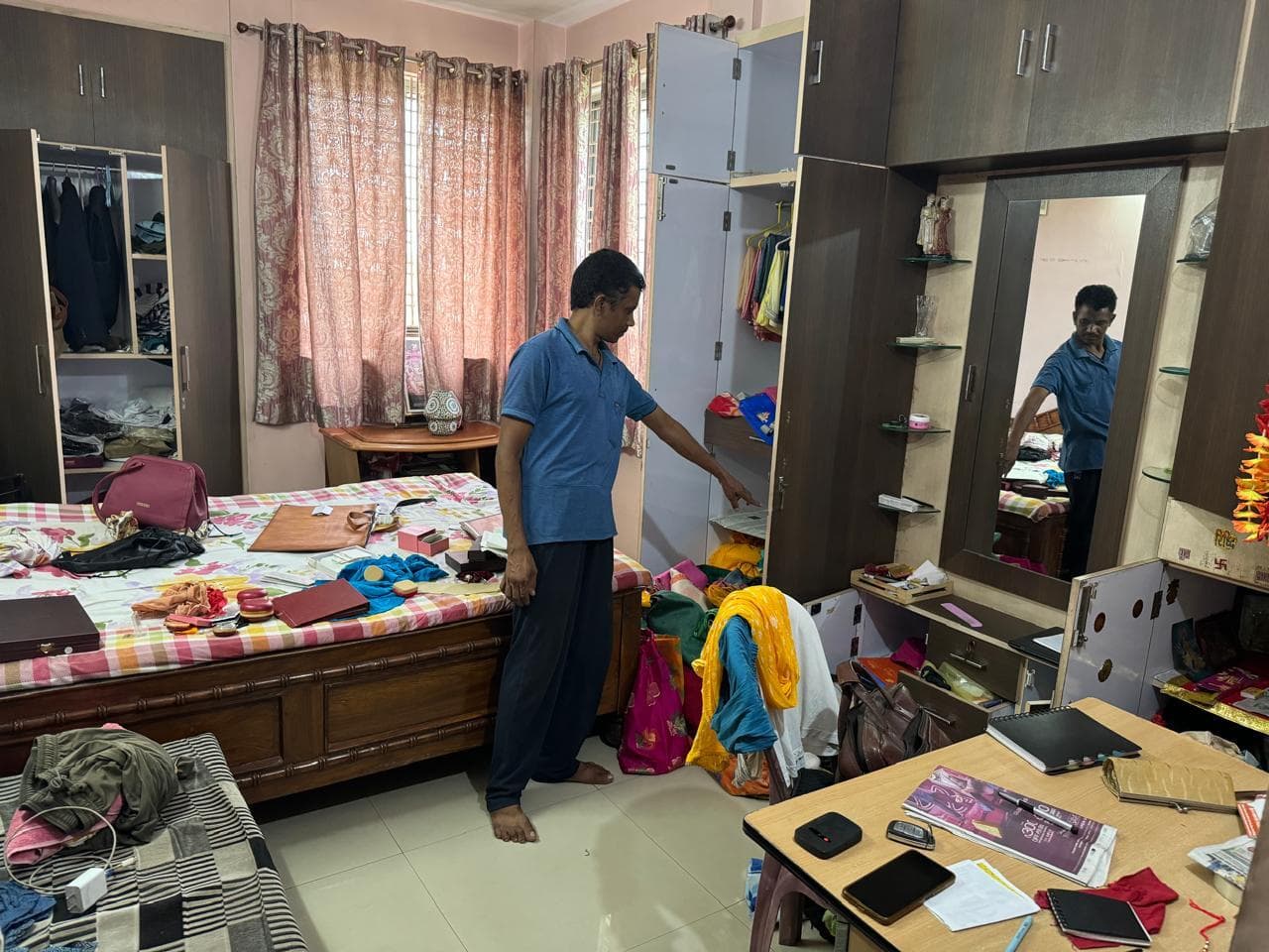 dhanbad news : सीसीएल अधिकारी के फ्लैट से नौ लाख की संपत्ति चोरी