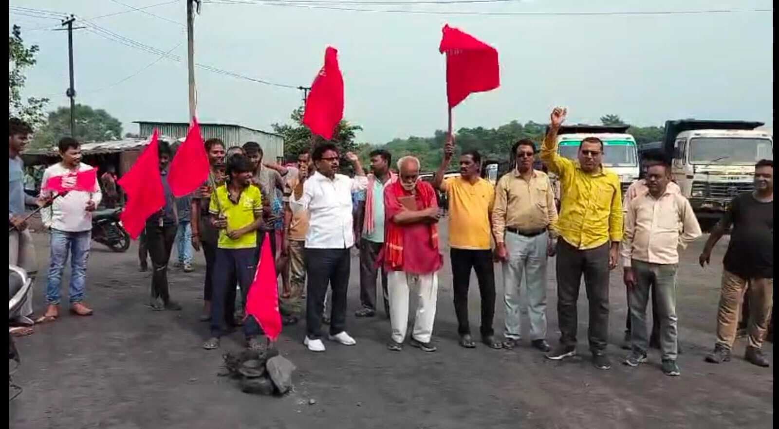 Dhanbad News:तीन कर्मियों को नियमित करने की मांग को ले कोलियरी का काम ठप कराया