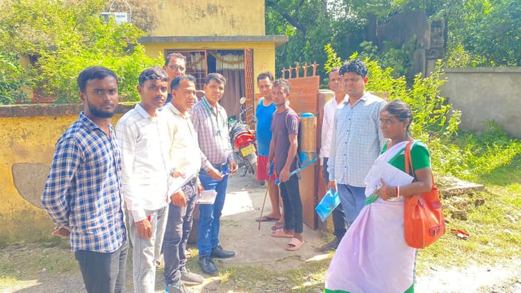 Dhanbad News: डेंगू की जांच करने माइंस रेस्क्यू कॉलोनी पहुंची टीम