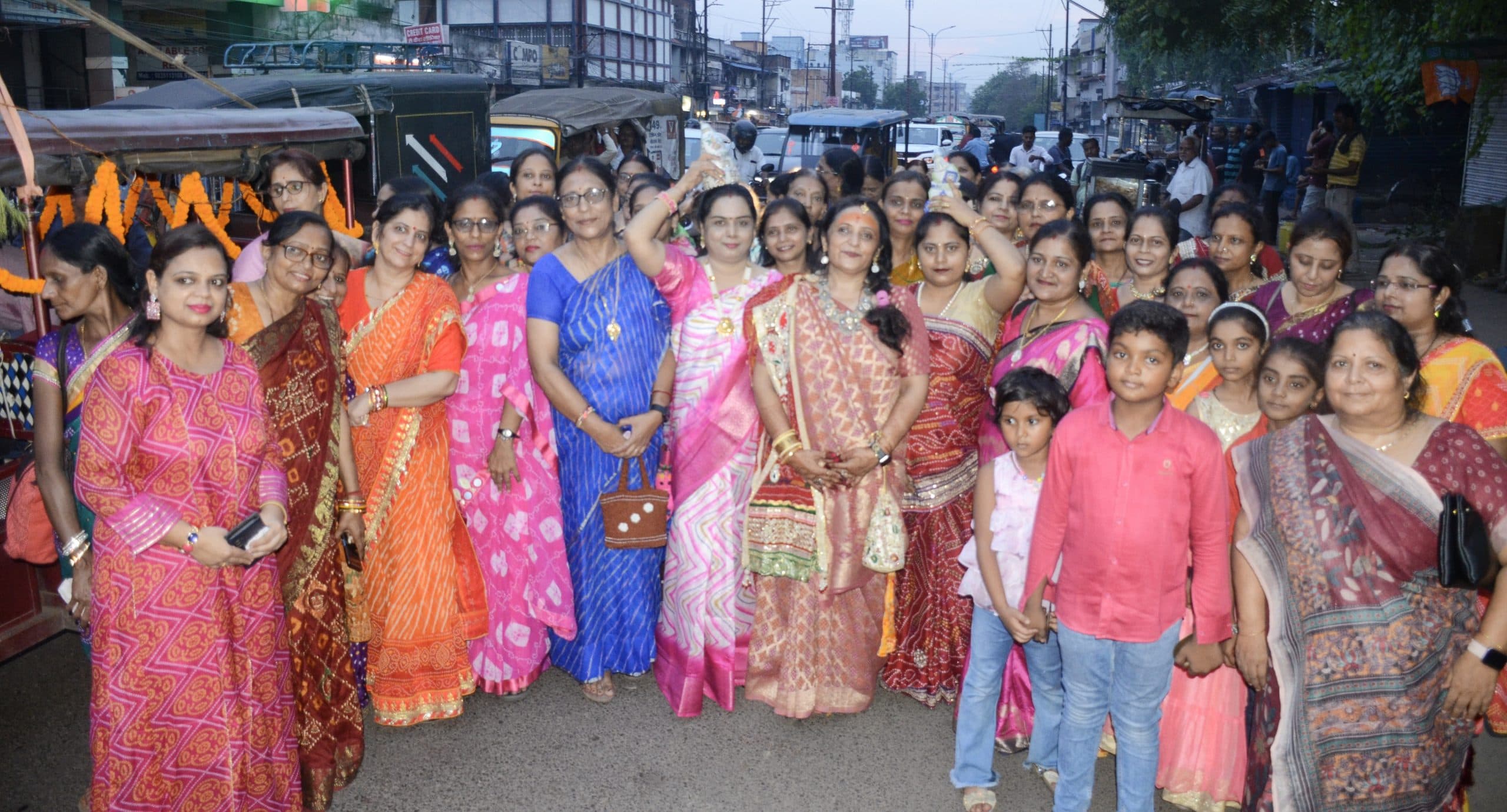 dhanbad news : बापा के जयकारे के साथ निकली श्री रामदेव पीर की भव्य शोभायात्रा