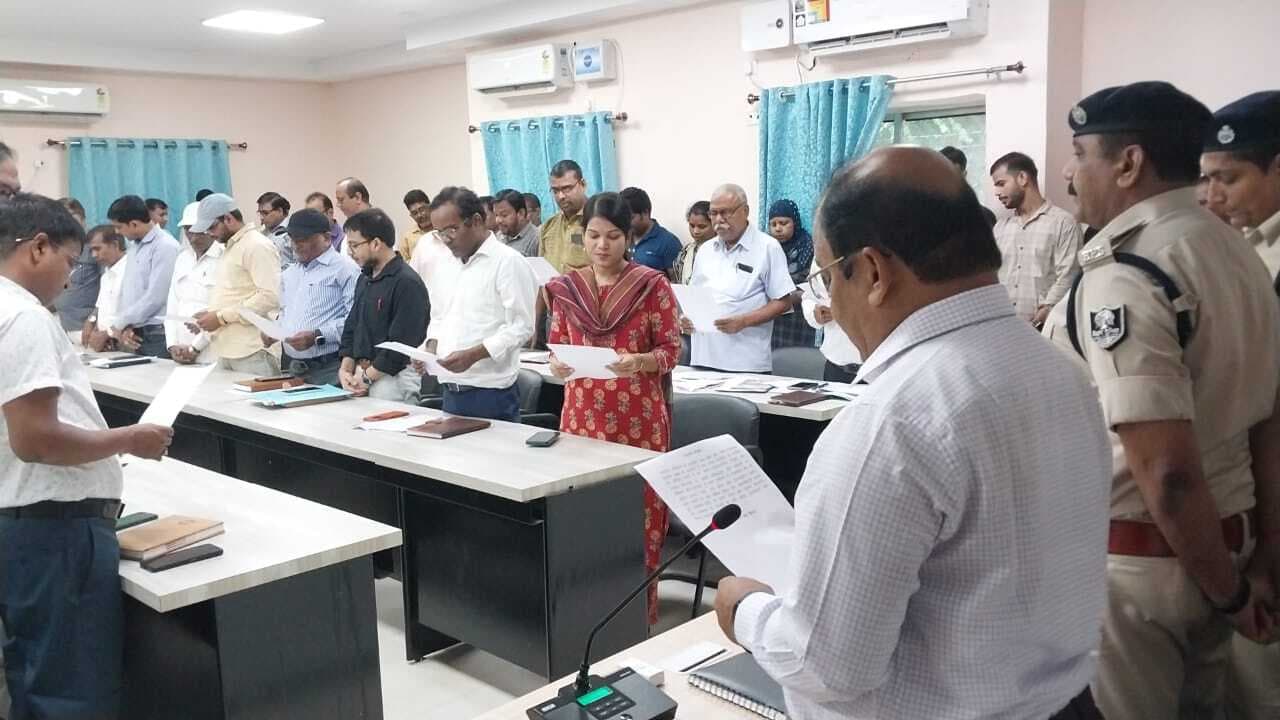 राजभाषा प्रेम की ज्योति जलाये रखेंगे : डीएम