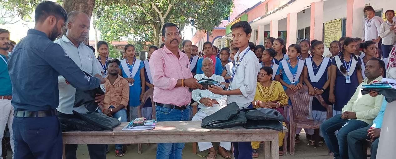 मध्य विद्यालय हसैली खुट्टी के छात्रों में किट वितरण