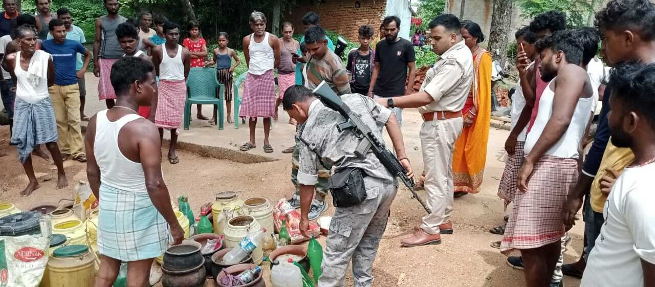 मुखिया ने पंचायत में की शराबबंदी, नष्ट करायी शराब