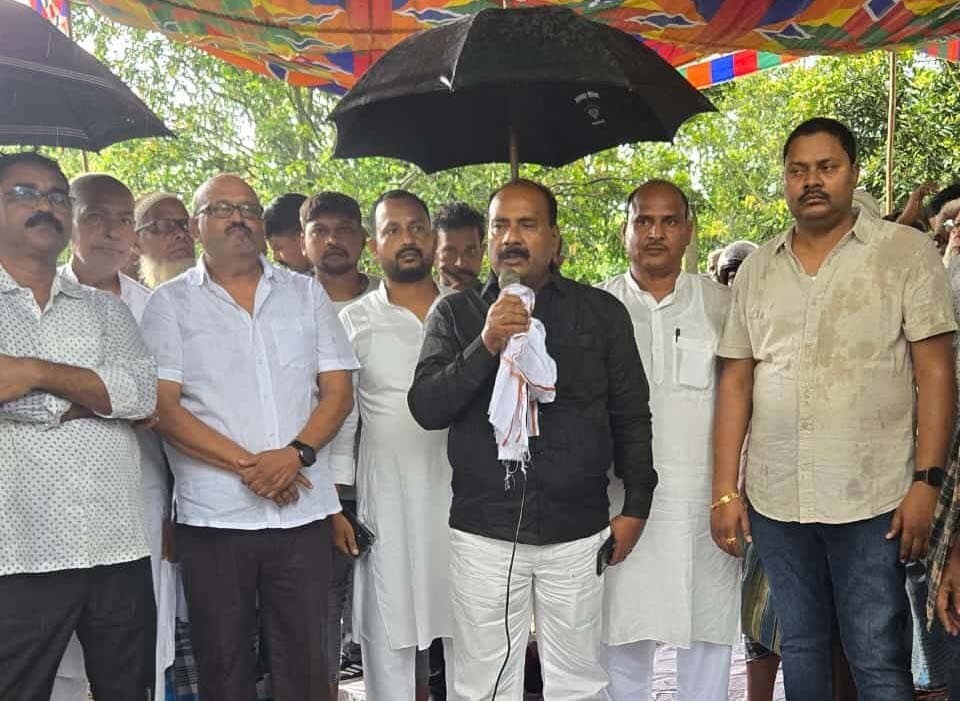 प्रीपेड मीटर समेत ज्वलंत मुद्दों पर राजद ने दिया धरना