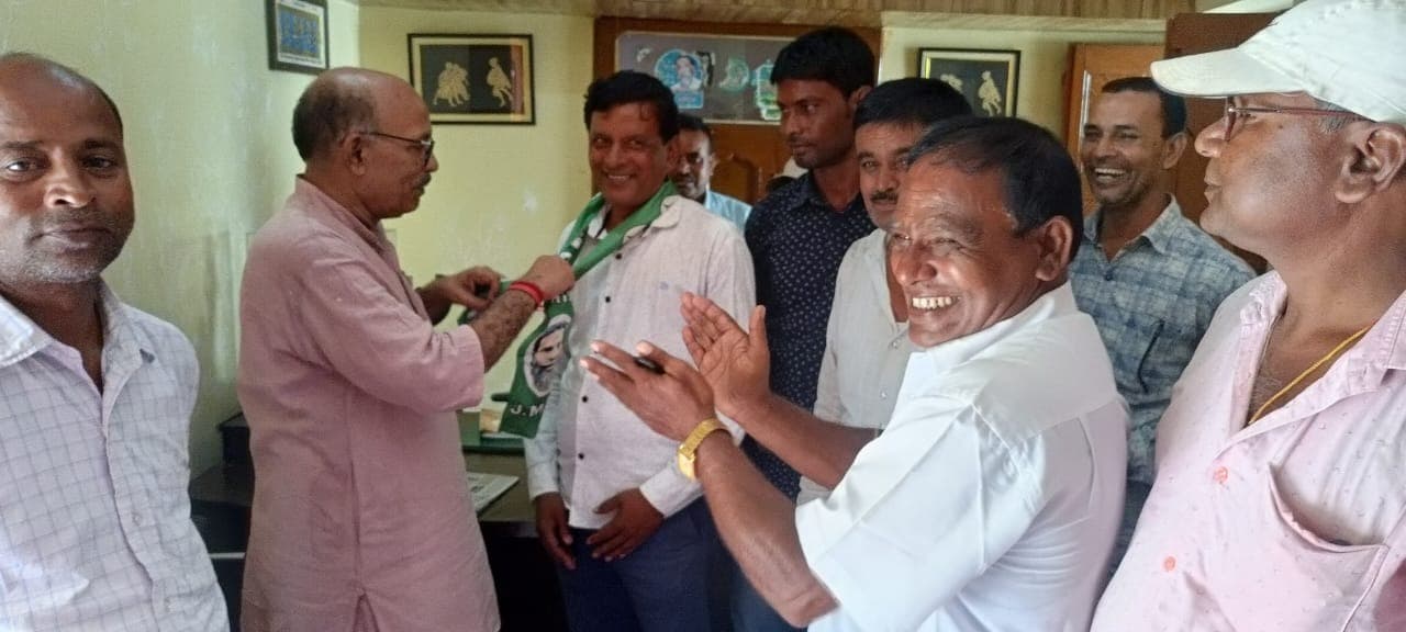 दर्जनों युवाओं ने स्पीकर के समक्ष ली झामुमो की सदस्यता