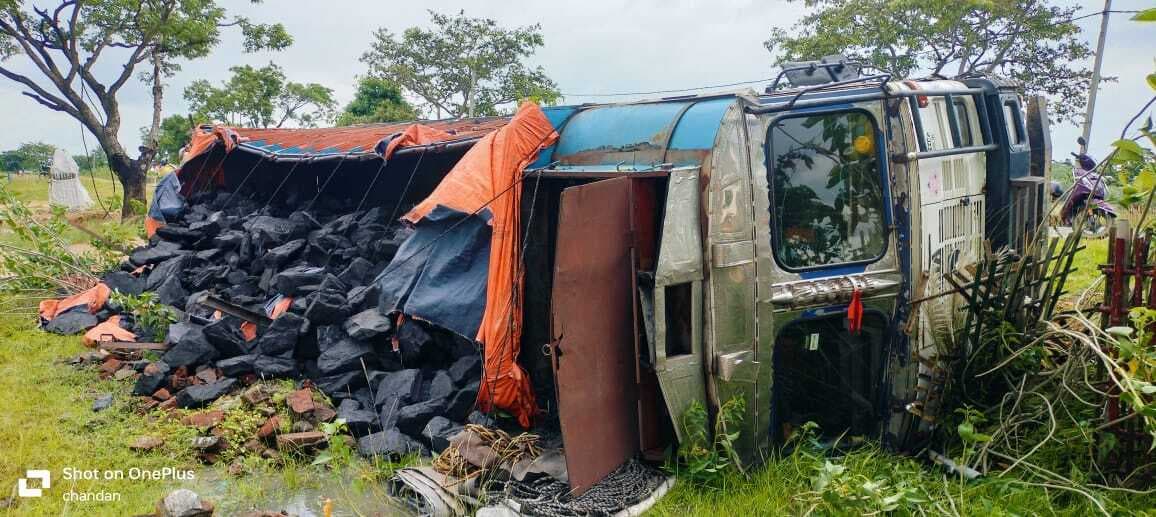 स्टेयरिंग टूटने से कोयला लदा ट्रक पलटा