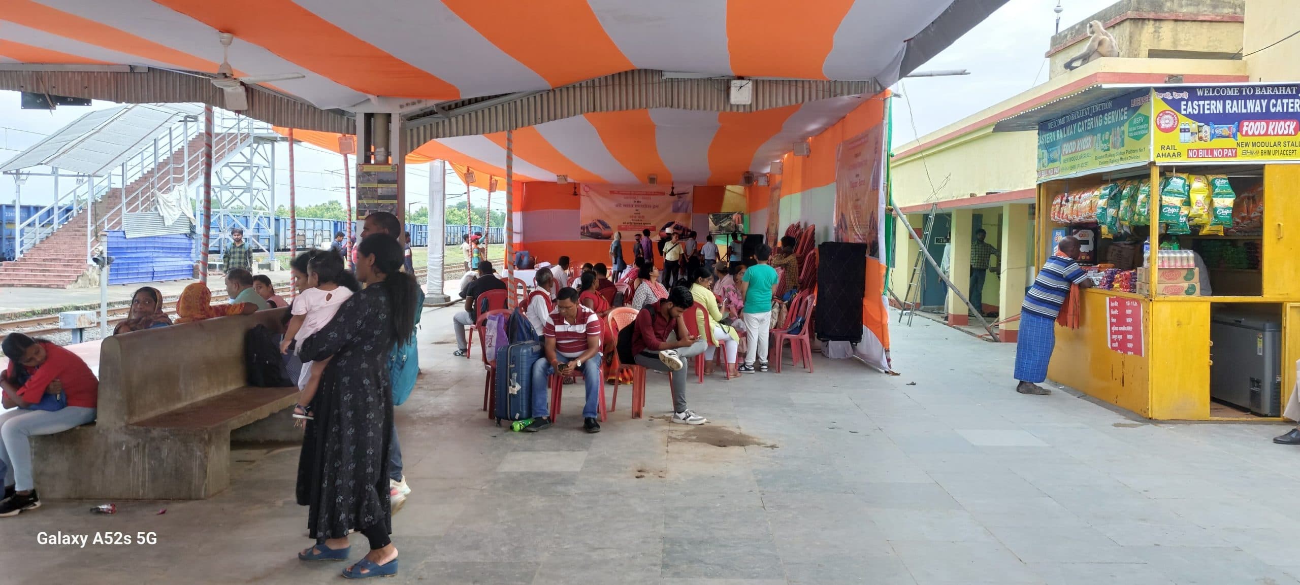 वंदे भारत ट्रेन के परिचालन को लेकर बाराहाट स्टेशन सज धज कर तैयार