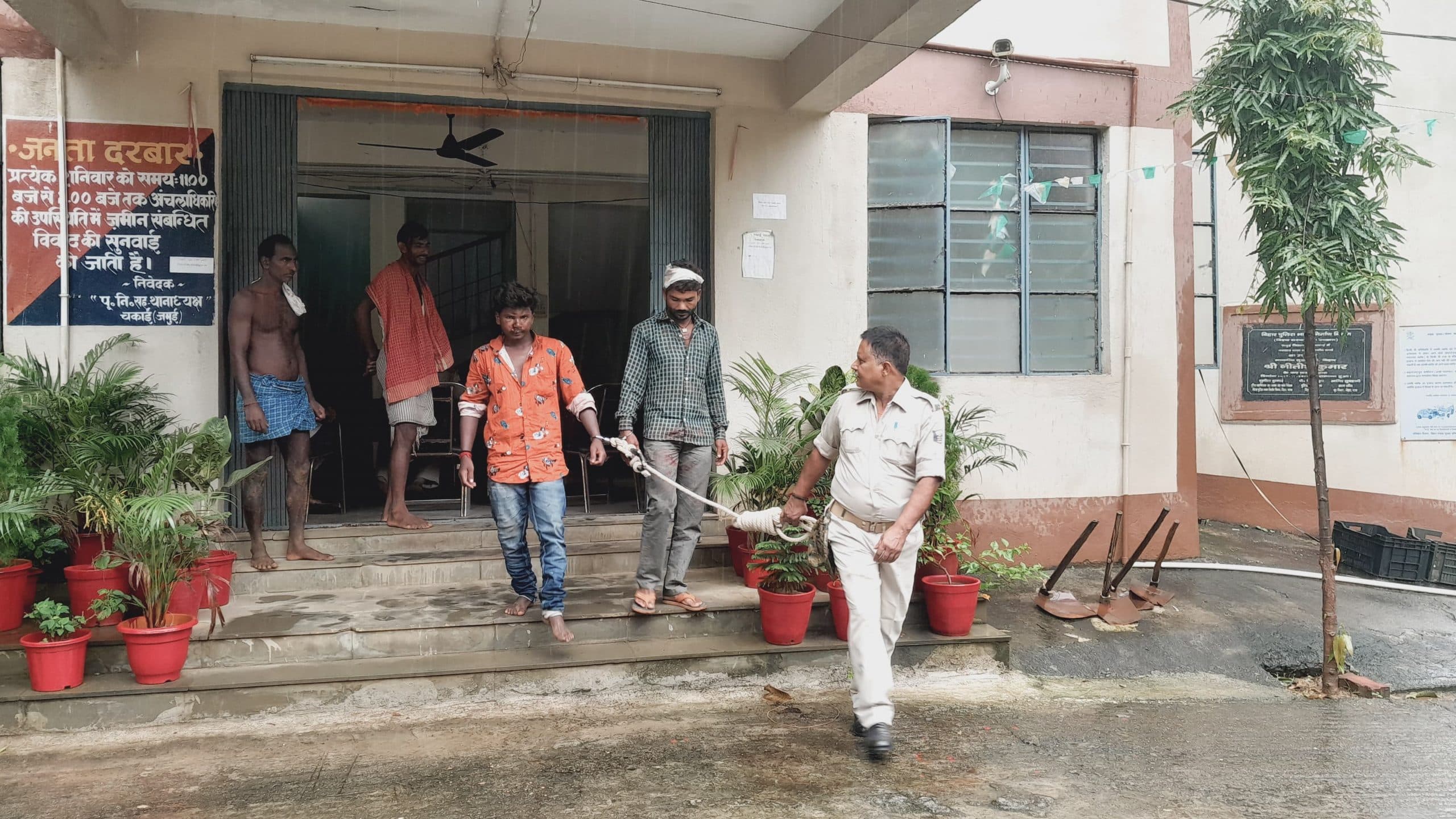 दो पशु तस्करों को गिरफ्तार कर न्यायिक हिरासत में भेजा