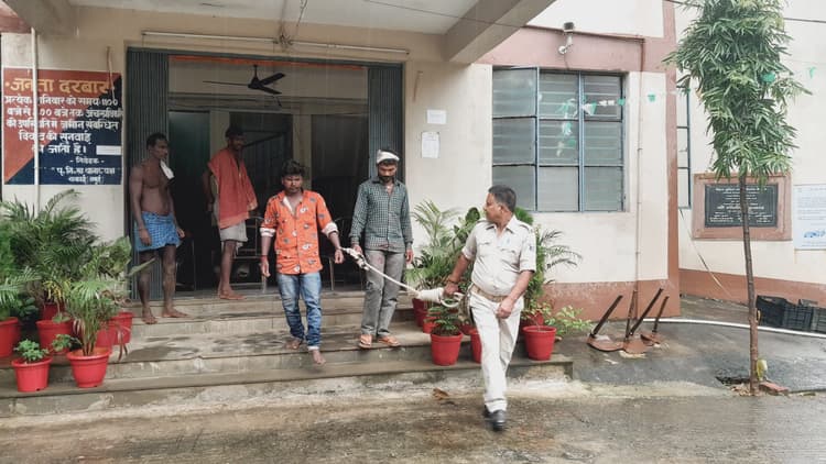 दो पशु तस्करों को गिरफ्तार कर न्यायिक हिरासत में भेजा