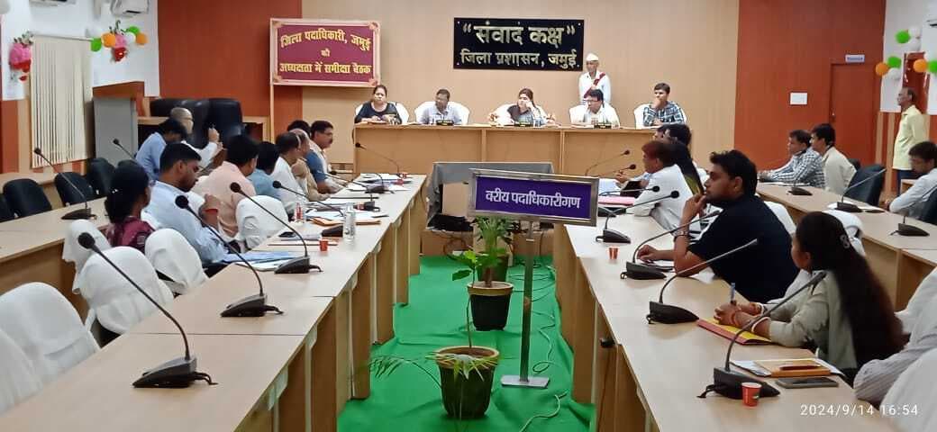 लक्ष्य की समय से पूर्ति सुनिश्चित करें अधिकारी : डीएम