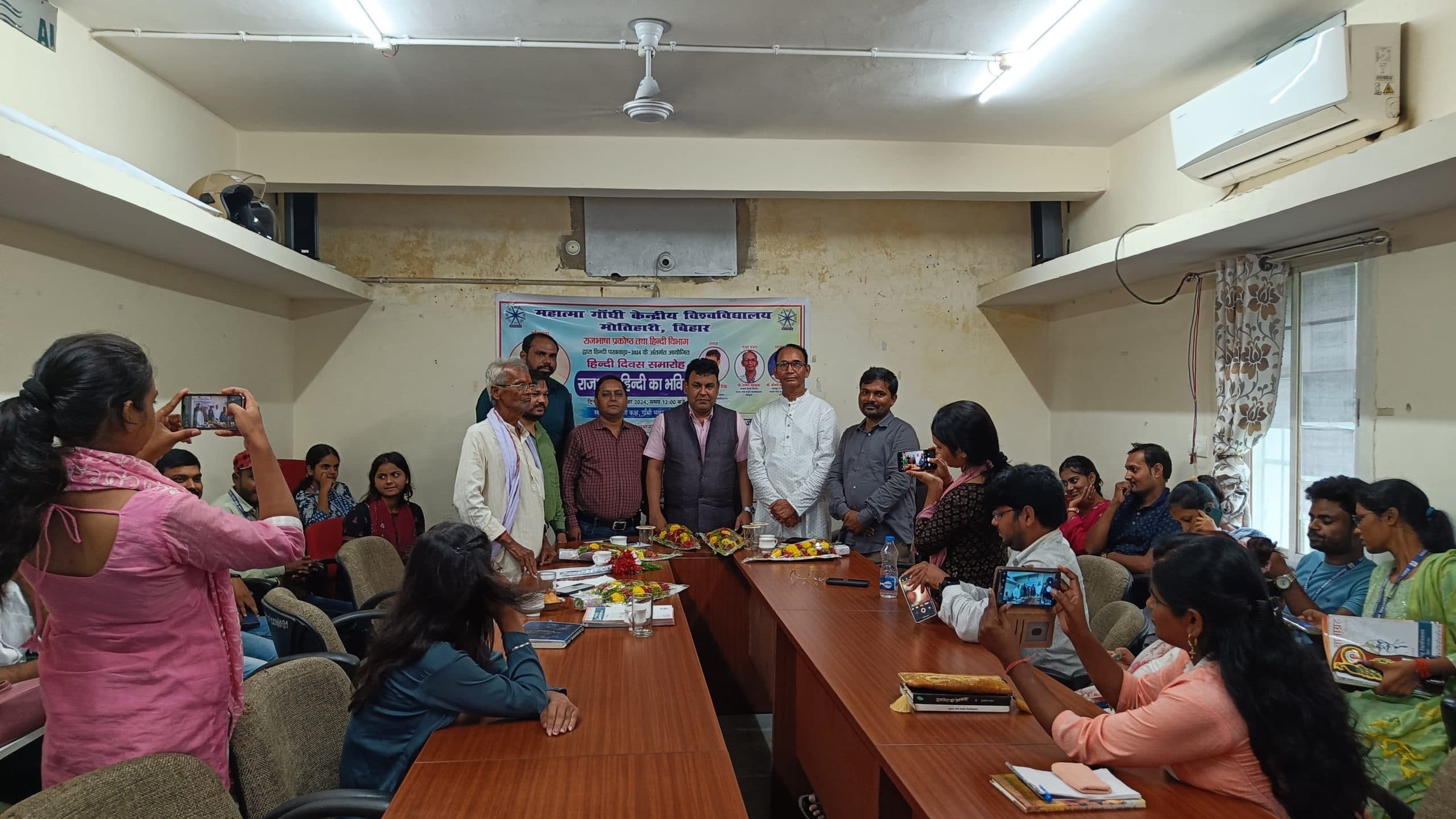 स्वर्णिम है हिन्दी का भविष्य : प्रो. प्रसून