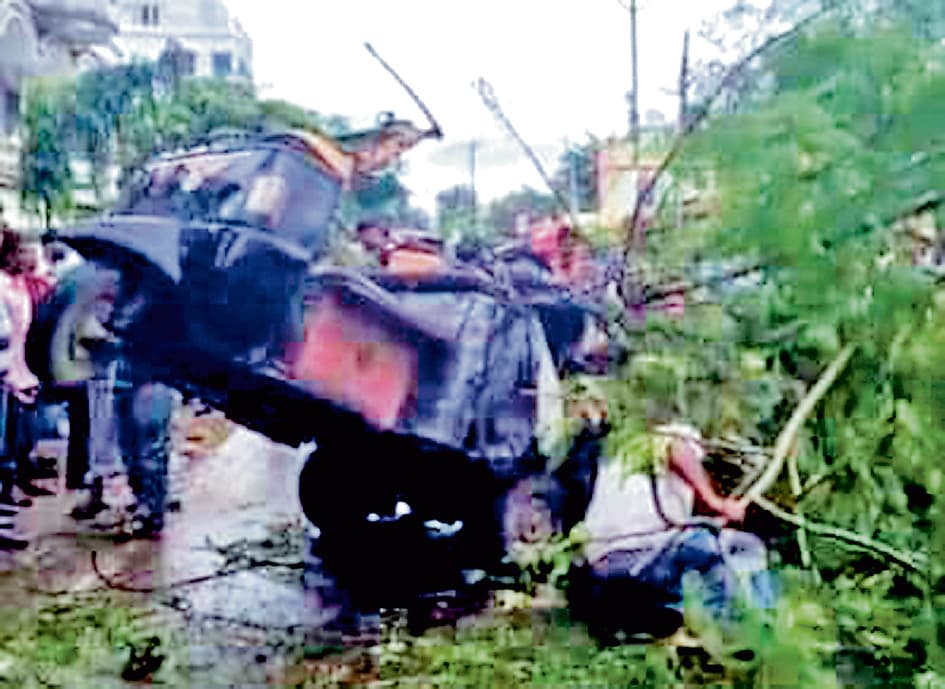 बीरभूम में लगातार बारिश के बीच ऑटोरिक्शा पर गिरा पेड़, एक की मौत