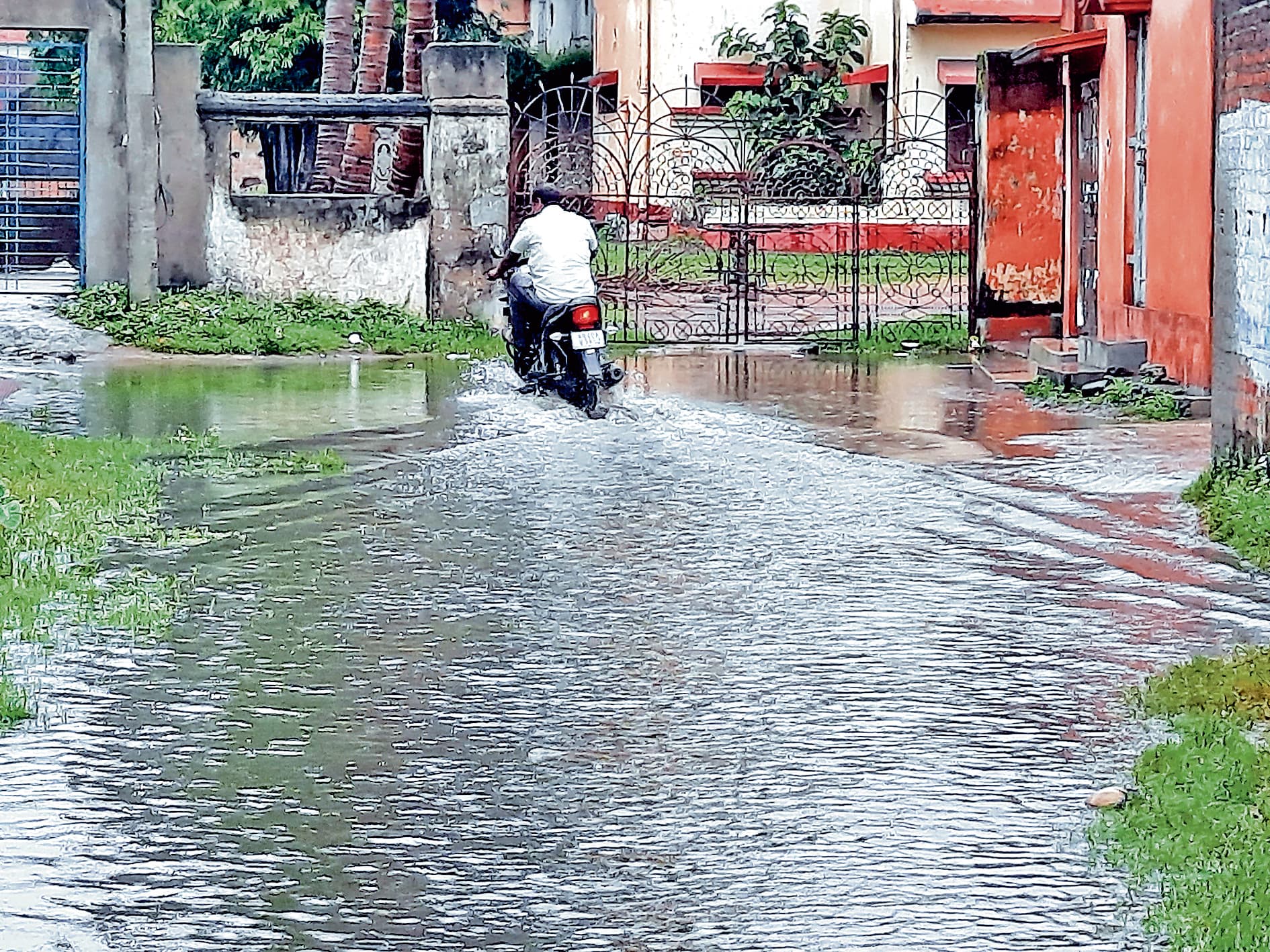 बारिश से पानागढ़ कम्युनिटी सेंटर से लगी सड़क डूबी