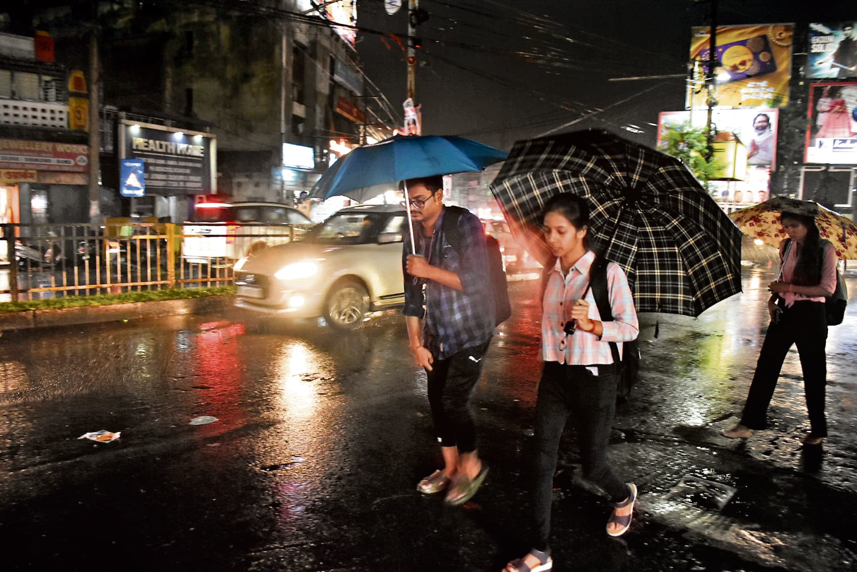 Ranchi news : दिनभर रुक-रुक कर होती रही बारिश, राजधानी के कई इलाकों में घुटना भर जमा हुआ पानी