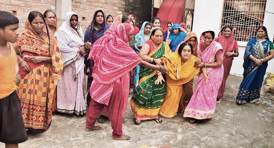 Chhapra News : ट्रक से कुचलकर बाइक सवार युवक की मौत