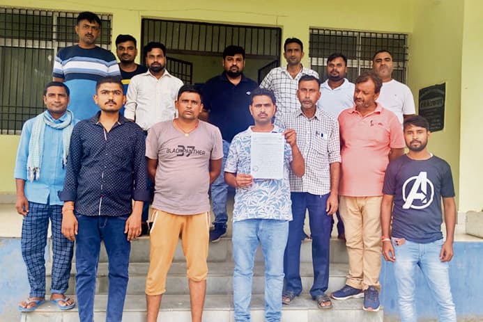 Chhapra News : वेतन भुगतान की मांग को लेकर एंबुलेंस कर्मियों ने किया प्रदर्शन