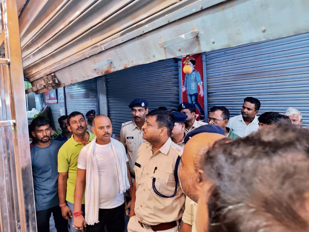 hajipur mews. दुकान का शटर काट कर आभूषण और नकद की चोरी