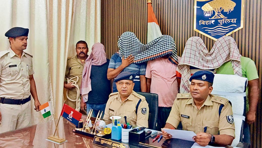 Chhapra News : बालू पासिंग कराने वाले गैंग के पांच सदस्यों को पुलिस ने पकड़ा