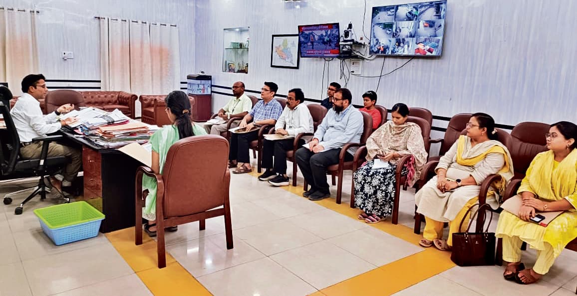 Chhapra News : रजिस्ट्री और रिकॉर्ड रूम में अवैध व बाहरी लोग मिले तो नपेंगे अधिकारी : डीएम