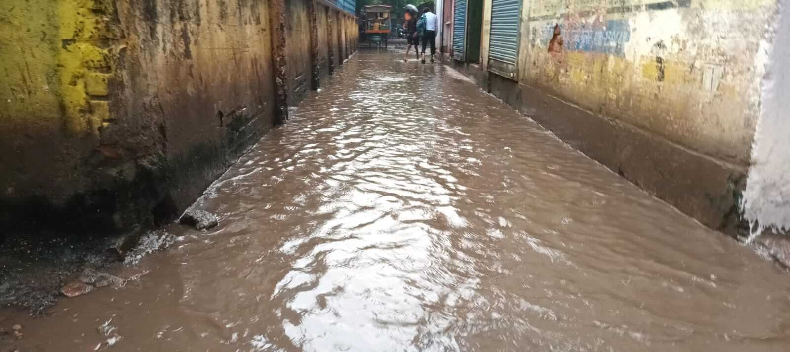 मूसलधार बारिश से तालाब में तब्दील हुईं शहर की सड़कें