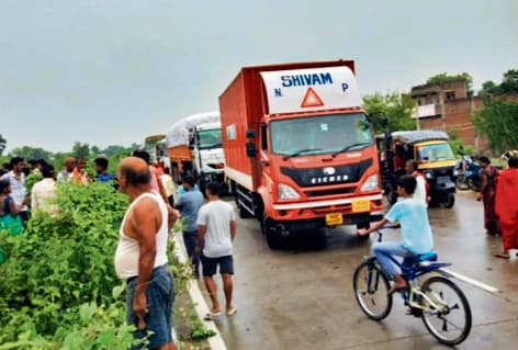 जीटी रोड पर दुर्घटना में 13 वर्षीय बच्चे की हुई मौत, सड़क जाम