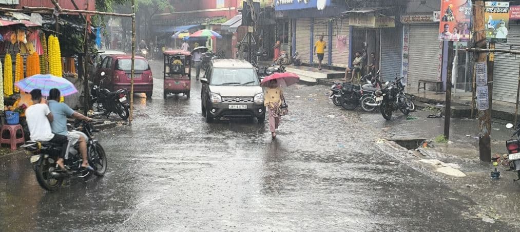 Giridih News: मूसलधार बारिश से जन-जीवन रहा अस्त-व्यस्त