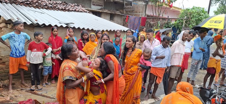 Giridih News: देवरी में दीवार से टकराकर बाइक सवार युवक की मौत, हेलमेट होता तो शायद बच जाती जान