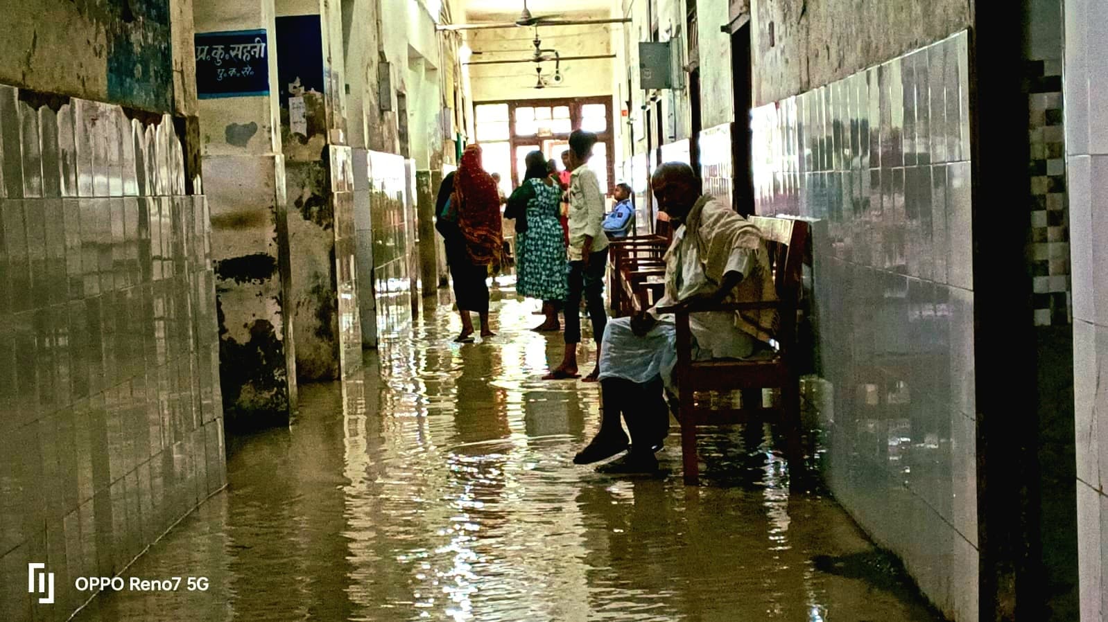 Darbhanga News: डीएमसीएच के ओपीडी एवं आपातकालीन विभाग में घुसा बारिश का पानी