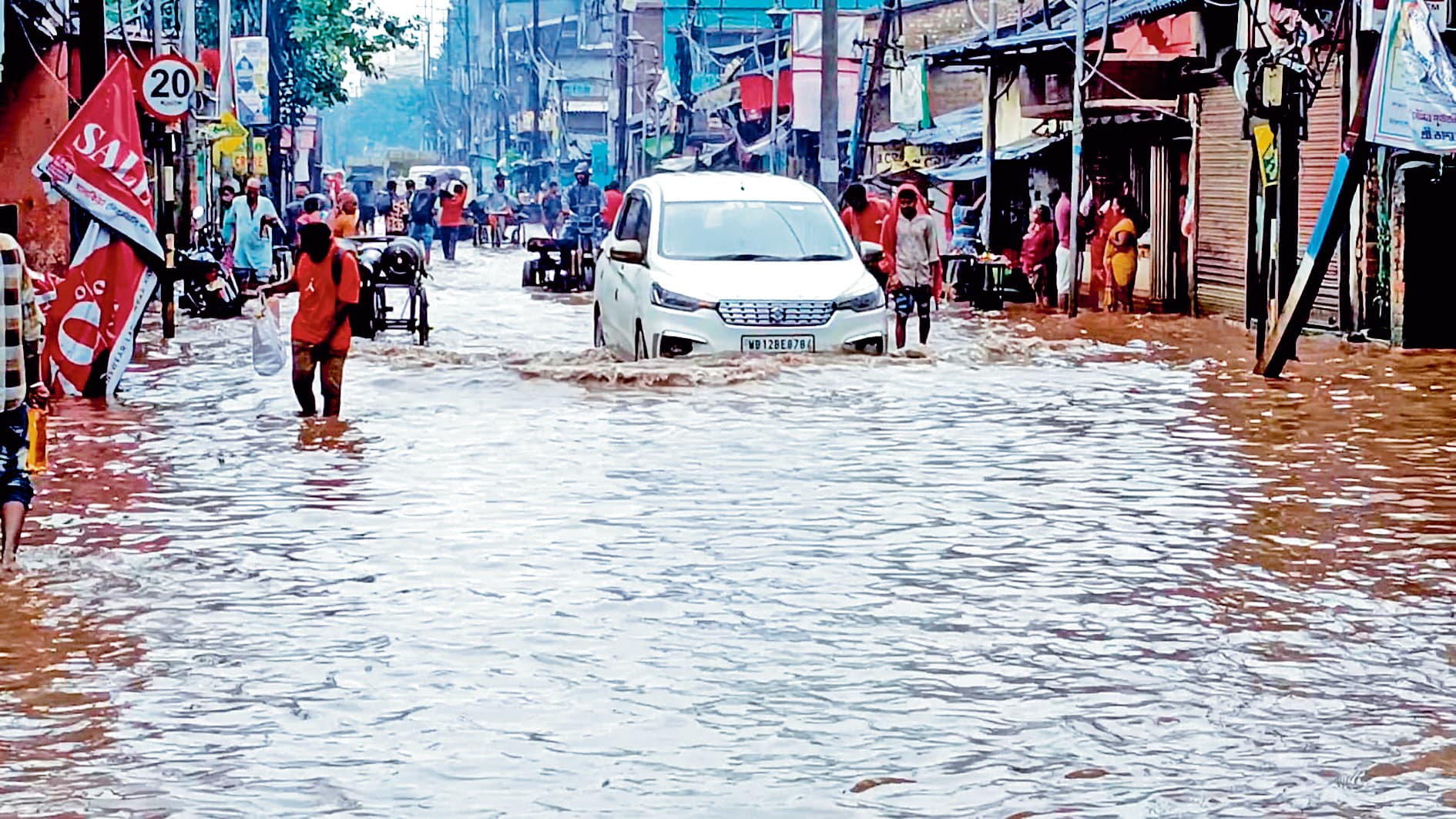हावड़ा : लगातार बारिश से पानी में डूबा शहर, निकासी व्यवस्था ध्वस्त
