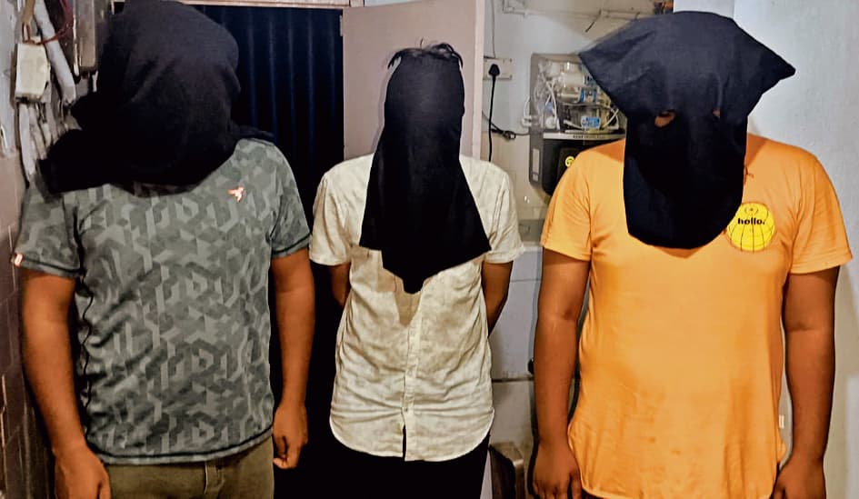 बर्थडे पार्टी में डांसर बुला कर की छेड़खानी, तीन गिरफ्तार